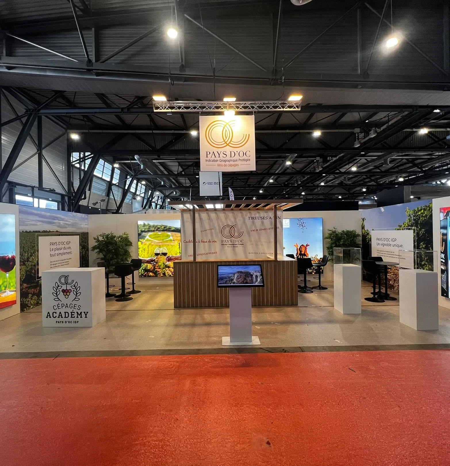 Les vins Pays d’Oc IGP : le stand d’exposition sur un salon professionnel, l’enseigne suspendue au-dessus
