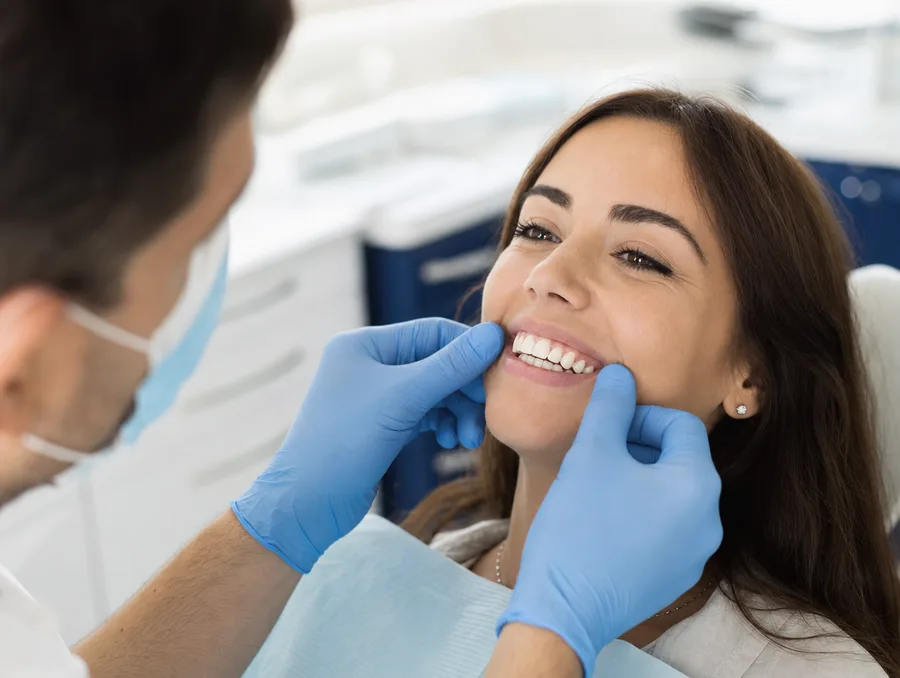 Dentiste examinant les dents d’une patiente dans un cabinet moderne